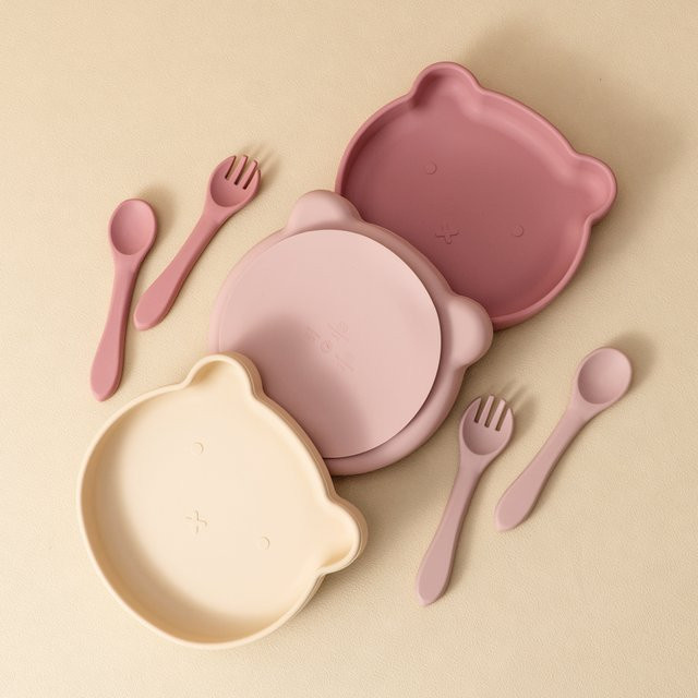 Mamaplan Silikon Kinder Geschirr Set mit Teller, Schüssel, Löffel und Gabel im Cartoon Bär Design, Farbe: Sand - Bild 1