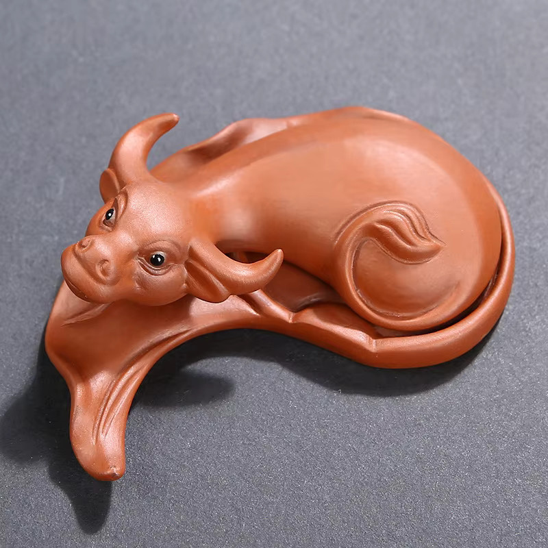 Handgefertigtes Tee-Haustier Ornament Niu Zhuan Qiankun Doppelkuh aus lila Sandkeramik in Lila und Braun - Bild 2