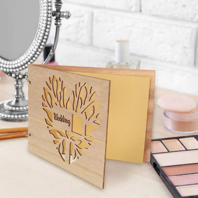 OutsideWorld Gästebuch aus Holz in Braun mit abstraktem Vintage-Design für deine Hochzeit - Bild 4