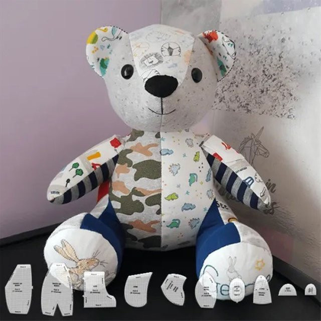 YOMDID Memory Bears Nähen Vorlage, Acryl Vorlage, DIY Kind Spielzeug - Bild 1
