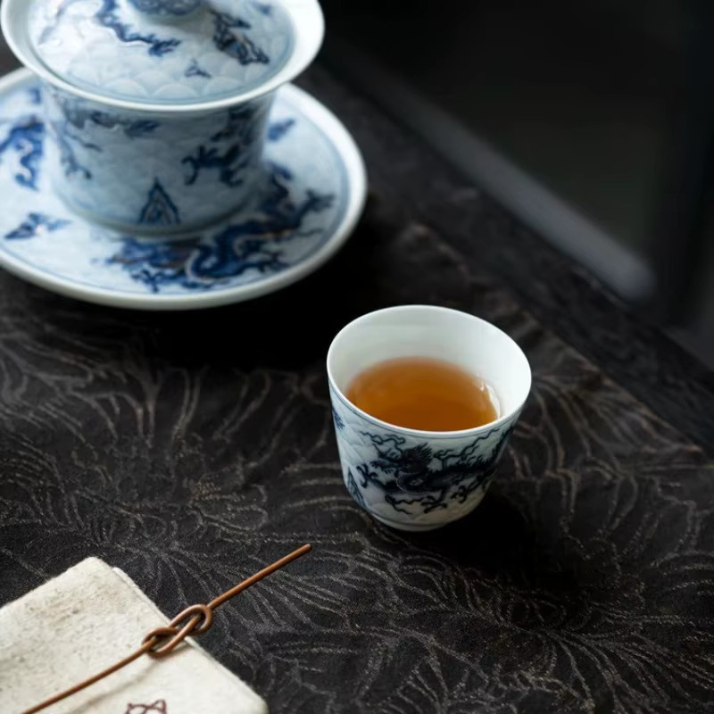 Retro-Teetasse aus Porzellan mit blau-weißem Wolkendrachenmuster und Goldakzenten - Bild 4