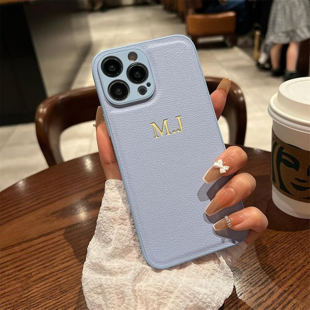 Personalisierte Lederhülle für iPhone mit Initialen in Himmelblau - Bild 1