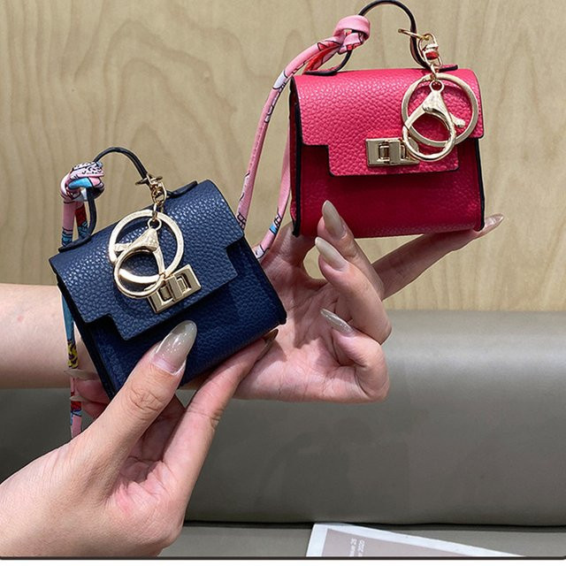 Luxuriöse Mini-Kopfhörertasche aus Leder für AirPods und Galaxy Buds als Schlüsselanhänger in Beige - Bild 1