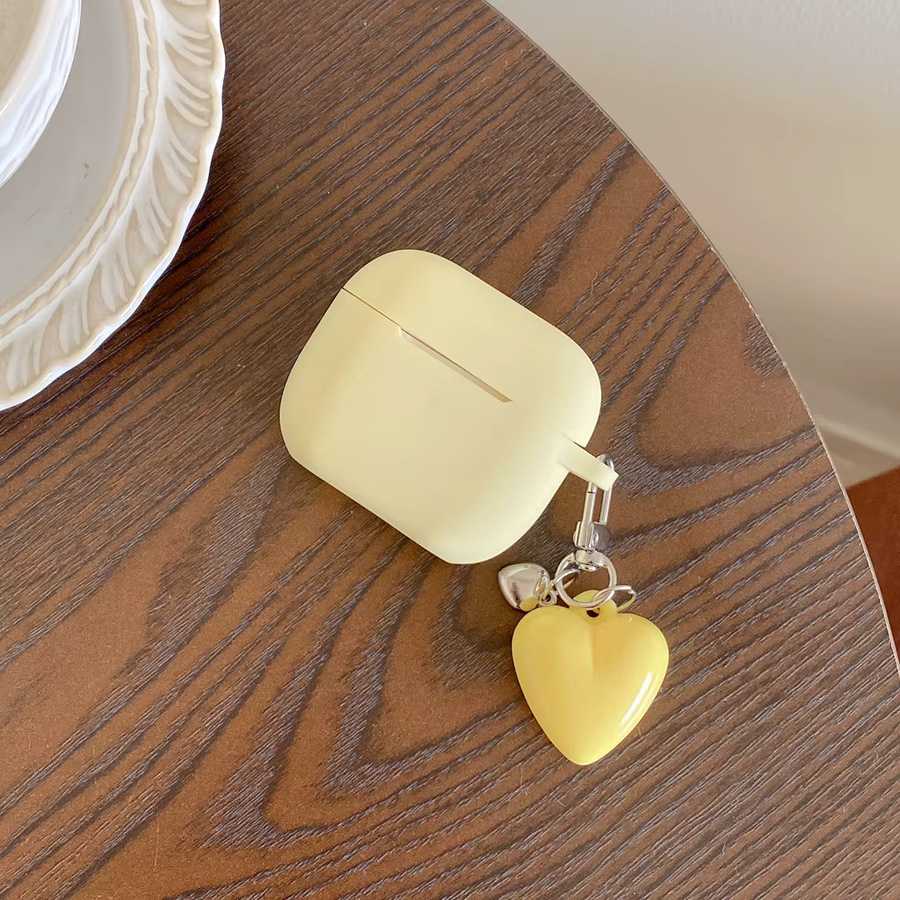 Gelbe Silikon-Kopfhörerhülle mit glänzender Oberfläche und Liebesherz-Anhänger für Apple AirPods 1, 2, 3, 4, Pro und Pro 2 - Bild 3