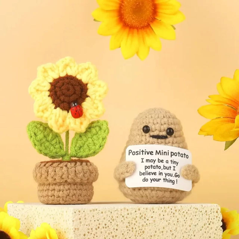 2er-Set handgehäkelte Mini-Sonnenblumen als dekorative Topfpflanzen in Mehrfarbig, kreative Textil-Dekoration für den Schreibtisch - Bild 1