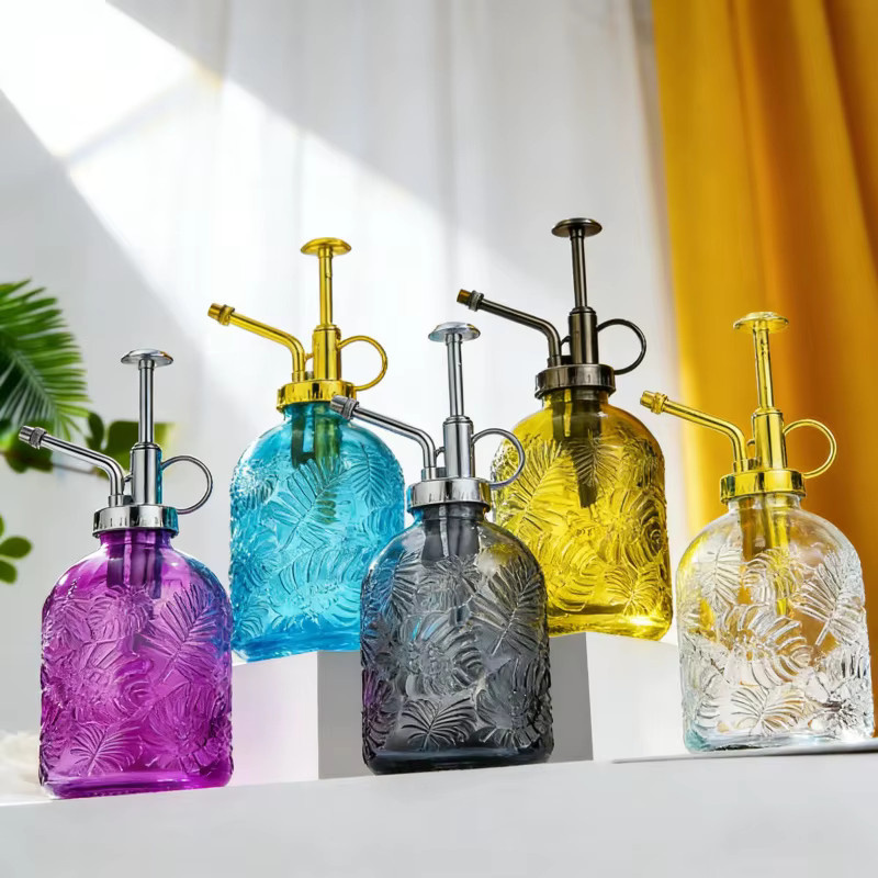 Bunte Gartensprühflasche aus Glas in Ahornblatt-Form mit langem Auslauf, 360 ml - Bild 2