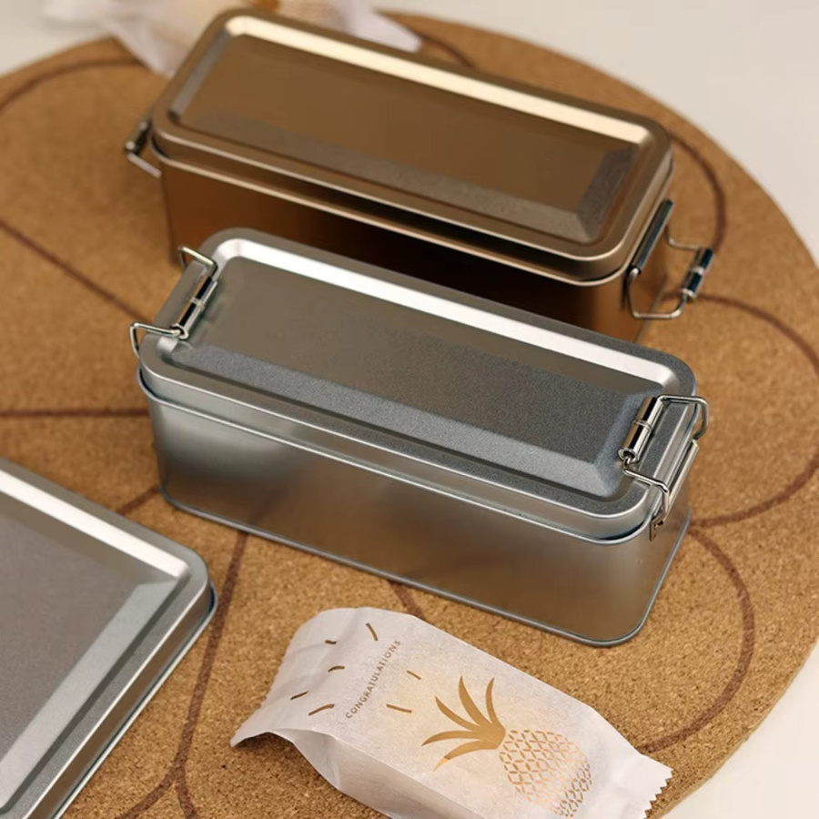 Rechteckige Eisenbox aus Metall mit Deckel und Clip in Rot, Aufbewahrungsbox für Pralinen oder Kuchen, B/T/H: 15,0 x 6,5 x 15,0 cm - Bild 1