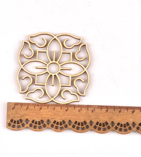 5 Stück Runde Holzscheiben mit floralem Spitzenmuster in Weiß und Beige für DIY Handwerk und Home Decor - Bild 1