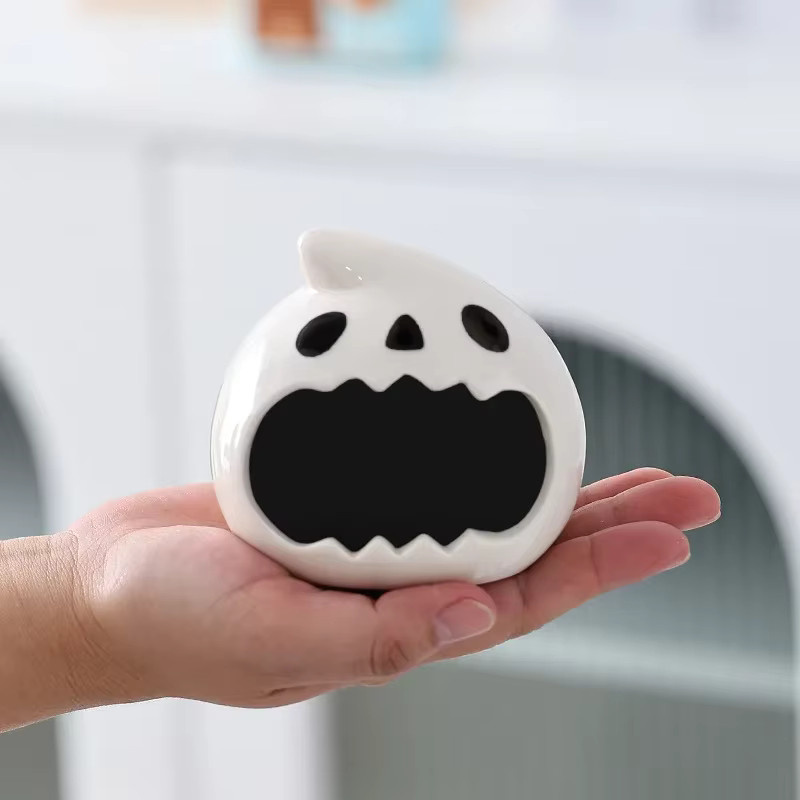 KeYi Keramik-Aschenbecher in Form eines süßen Geistes, Halloween-Dekoration für Wohnzimmer und Büro, Weiß, B/T/H: 11,0 x 10,0 x 10,0 cm - Bild 3