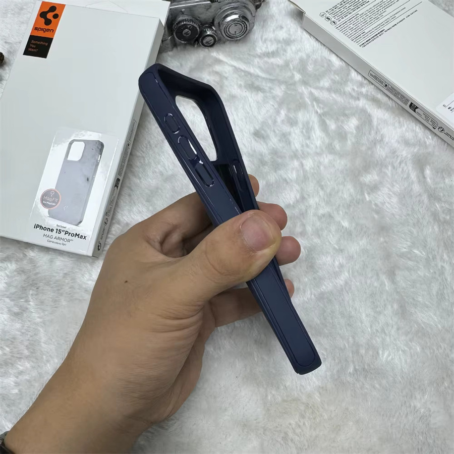 Spigen Magnetische Soft-Hülle aus TPU in Schwarz für iPhone 12 bis iPhone 18 Pro Max mit MagSafe Wireless Charging Unterstützung - Bild 1