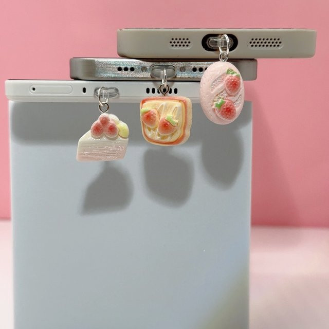 Erdbeere Kuchen Staubschutzstecker für iPhone mit USB-C Ladeport und Lanyard als vielseitiges DIY Zubehör in Multicolour - Bild 1