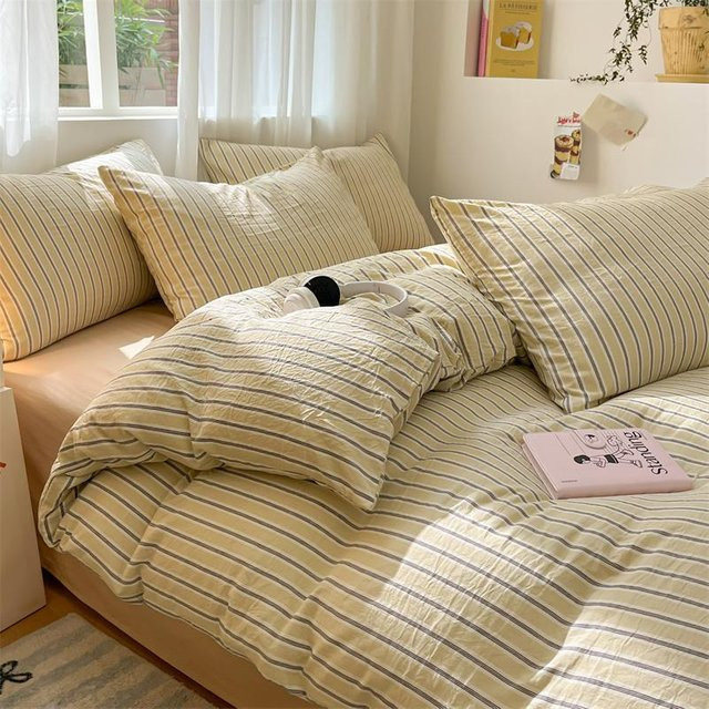 3-teiliges Bettwäsche-Set von Bin Chi Textiles mit Streifen-Design in Gelb, bestehend aus 1 Bettbezug und 2 Kissenbezügen, atmungsaktiv und knitterfrei, B/H: 135 x 200 cm - Bild 1