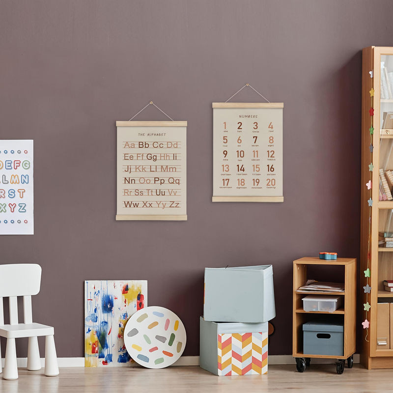 SZwatch 2er-Set Wandposter mit Alphabet und Zahlen in Holzrahmen, Weiß, Typografie-Deko für Kinder und Klassenzimmer - Bild 1