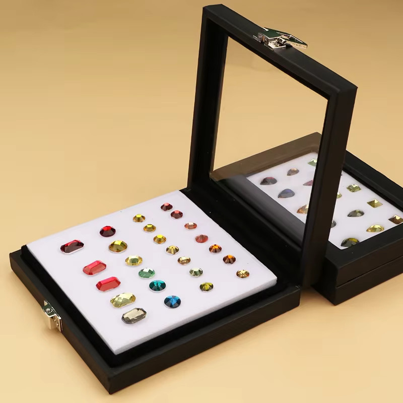 Schmuck-Präsentationsbox von Baby.Xin aus schwarzem Lackleder mit transparenter Edelsteinbox und Schnalle - Bild 4