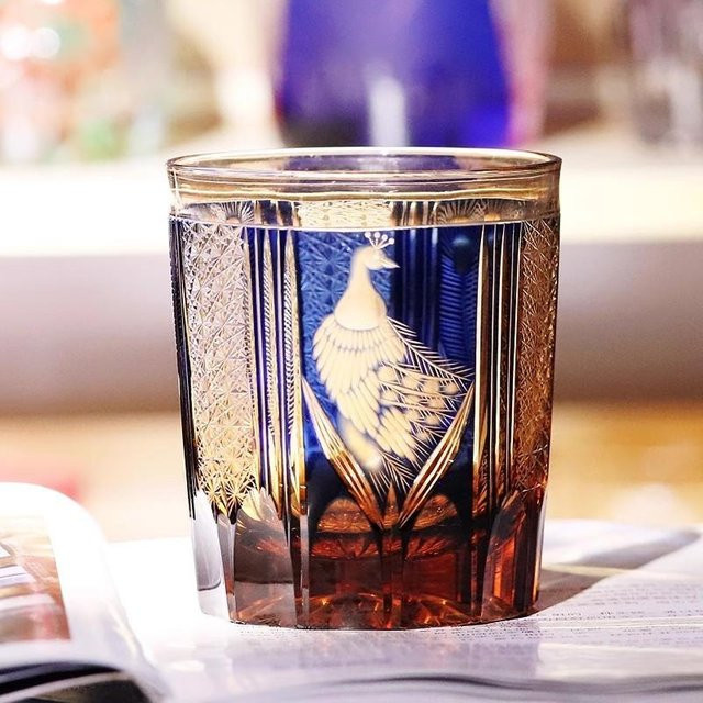 Edo Kiriko Whisky Tumbler von Yiran Furniture, handgefertigtes Kristallglas mit Pfauen-Gravur in Grün und Blau, 270ml - Bild 1