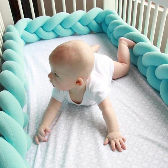 Chose One Babybett Kollisionsschutz Bettstreifen mit weicher Polsterung als Dreistrang-Zopf in Hellgrün, 2,5 m - Bild 1