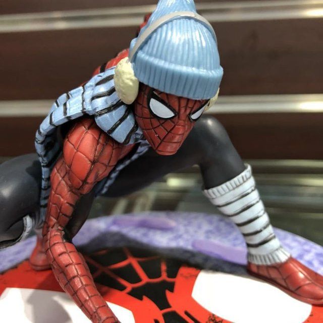 Marvel Spider-Man Homecoming Winter Outfit PVC Actionfigur mit abnehmbarer Mütze und Schal, Höhe: 12 cm - Bild 1