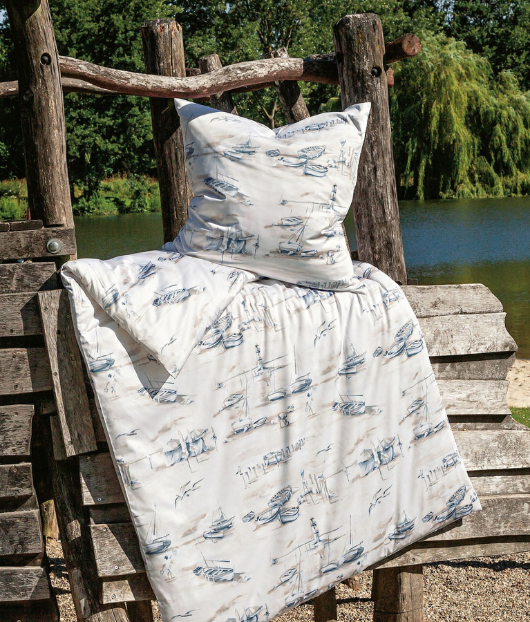 Janine Moments Mako-Satin Bettwäsche mit Boots- und Leuchtturm-Motiv in Weiß, B/H: 155 x 220 cm und 80 x 80 cm - Bild 1