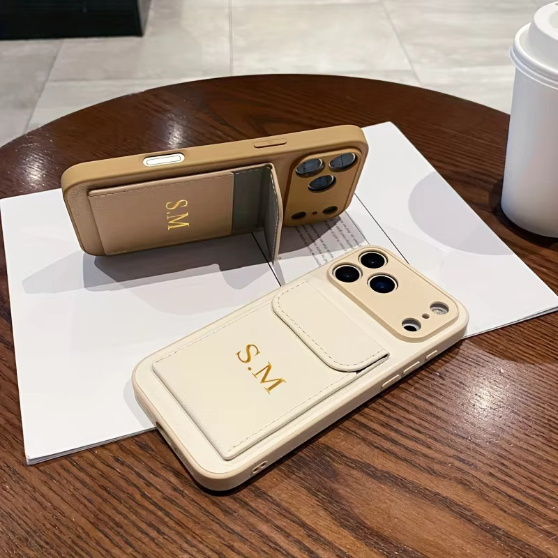 Personalisierte Lederhülle mit Initialen und Kartenfach für dein iPhone (Modelle iPhone 11 bis iPhone 17 Pro Max) von YLUOYI in Orange oder Beige - Bild 1