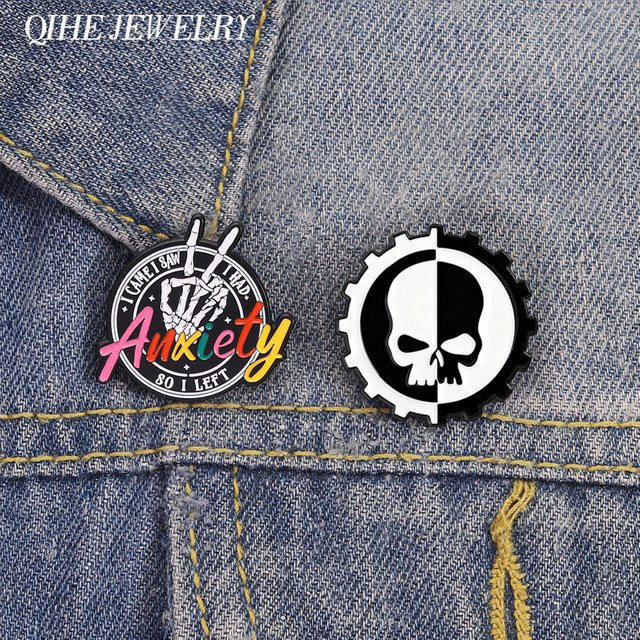 QIHE JEWELRY Anstecknadel, Regenbogen-Angst-Schädel-Handgetriebe, schwarz-weiß, Emaille, Unisex - Bild 1