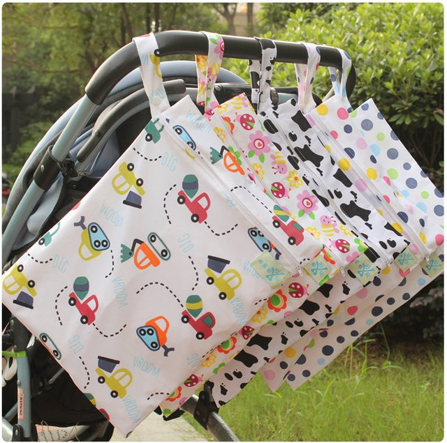 Wasserdichte Baby Windeltasche aus Textil, wiederverwendbare und waschbare Nass Tasche in Multicolour, B: 38 cm, H: 28 cm - Bild 1
