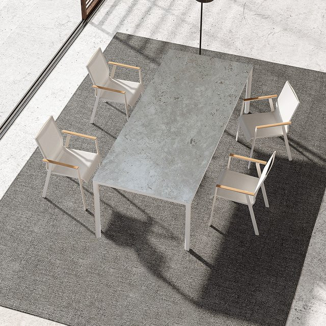 Solpuri SOUL Sitzgruppe bestehend aus 4 Stapelsesseln aus Aluminium in Weiß und einem SOFT Tisch mit Dekton Platte in Sabbia, Tisch B: 160 cm, T: 100 cm - Bild 1