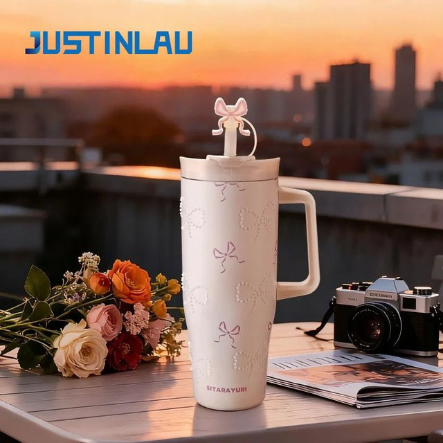 JUSTINLAU Edelstahl-Vakuumflasche mit Perlendekor, Schleife, Strohhalm-Hut und Griff in Blau, 1200 ml - Bild 1