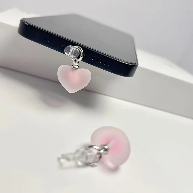 Herzförmiger Telefon-Staubstecker-Anhänger in Pink für iPhone und USB-C als universelles Telefonzubehör - Bild 1