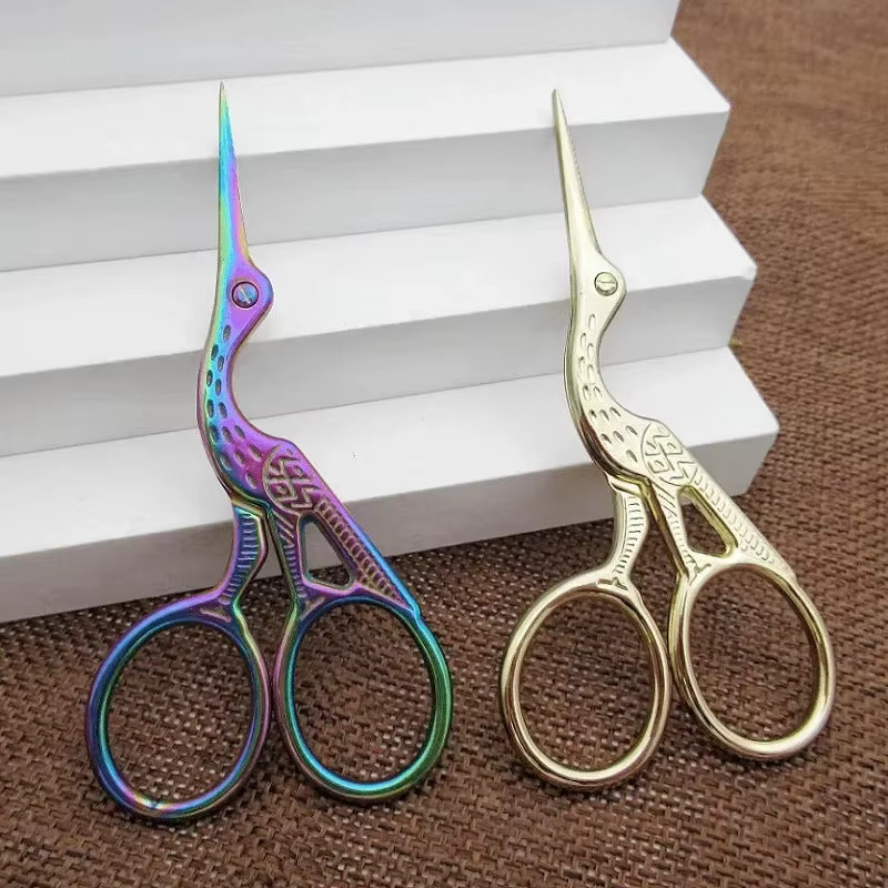 Vintage Stickerei Schere mit Retro Kranich Motiv aus Metall in Multicolour für Kreuzstich und DIY Stoffarbeiten - Bild 2