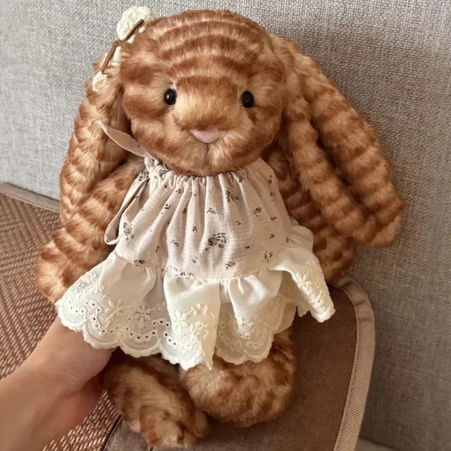 XUYUAN Jelli Same Shy Bonnie Rabbit Dekofigur in Braun mit JCA-Tabelle für Wohnzimmer und Schreibtisch - Bild 1