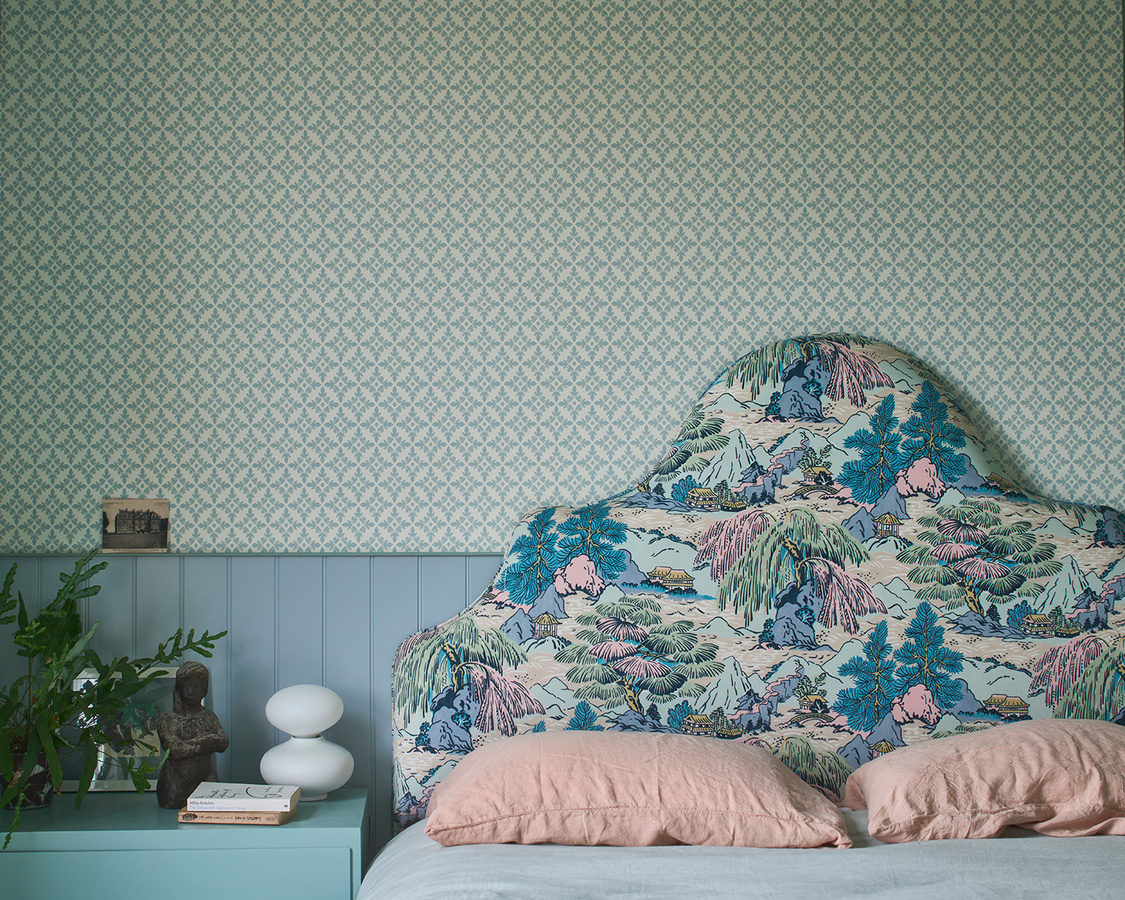 Farrow & Ball Tapete mit abstraktem geometrischem Muster in White und Blue - Bild 1