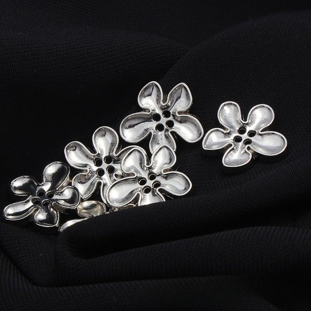 10 Stück glänzende silberne Blumenknöpfe aus Metall für Damen-Cardigans, Jacken und Anzüge als DIY-Nähzubehör - Bild 1
