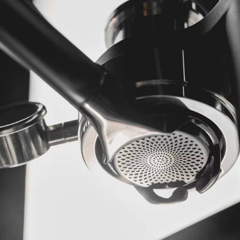 IKAPE Espresso Bottomless Portafilter aus Edelstahl in Tiefschwarz mit Präzisionsfilterkörben für 58mm E61 und La Marzocco Maschinen - Bild 3