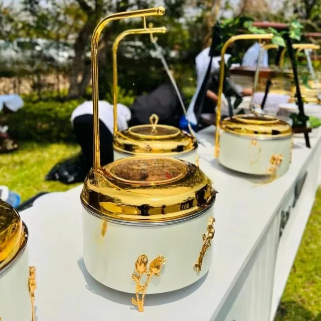 Eartmoving Chaffin-Teller-Buffetset aus Keramik mit goldenem Hängerdeckel und weißem Kugel-Hot Pot - Bild 1