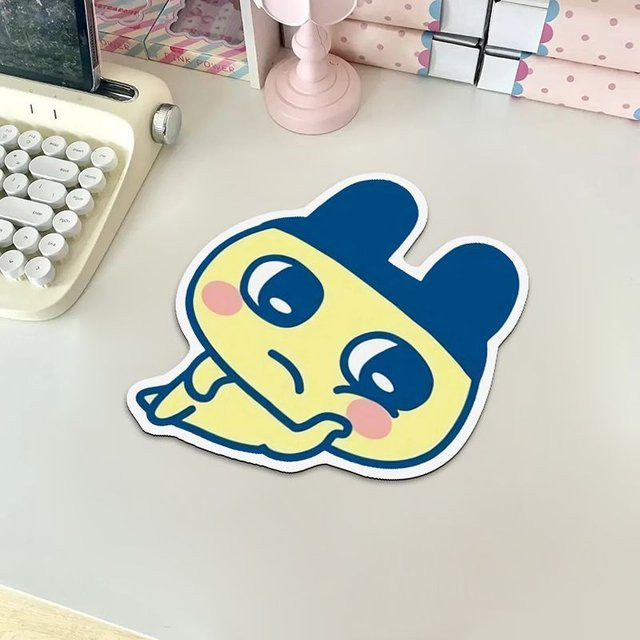 Bandai Tamagotchi Mauspad mit Cartoon-Design, rutschfeste Schreibtischunterlage für Laptop und Tastatur, Mehrfarbig - Bild 1