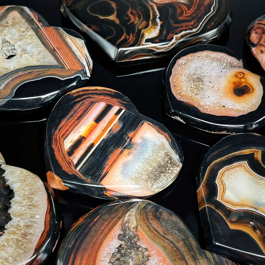 CrystalHola Spitzen-Achat-Geode in Herzform, rot und schwarz, als Dekoration und Zubehör für DIY-Schmuckherstellung - Bild 1