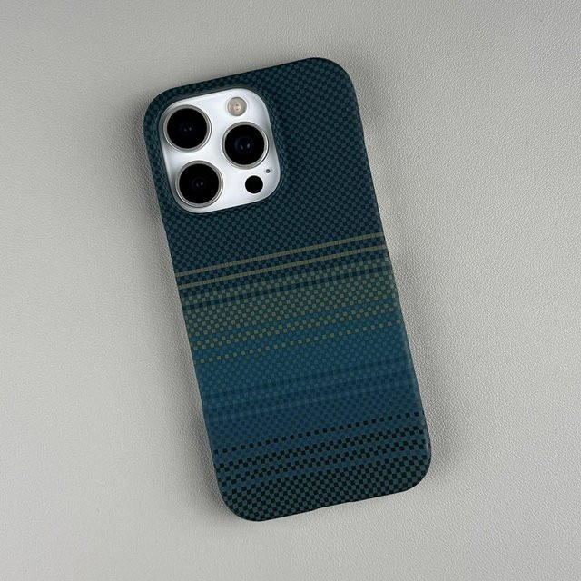 Rui Di MagSafe Magnetische Schutzhülle im Kohlefaser Kevlar Muster für iPhone 16 15 14 13 12 Pro Max Stoßfeste PC Rüstungsabdeckung in Schwarz und Blau - Bild 1