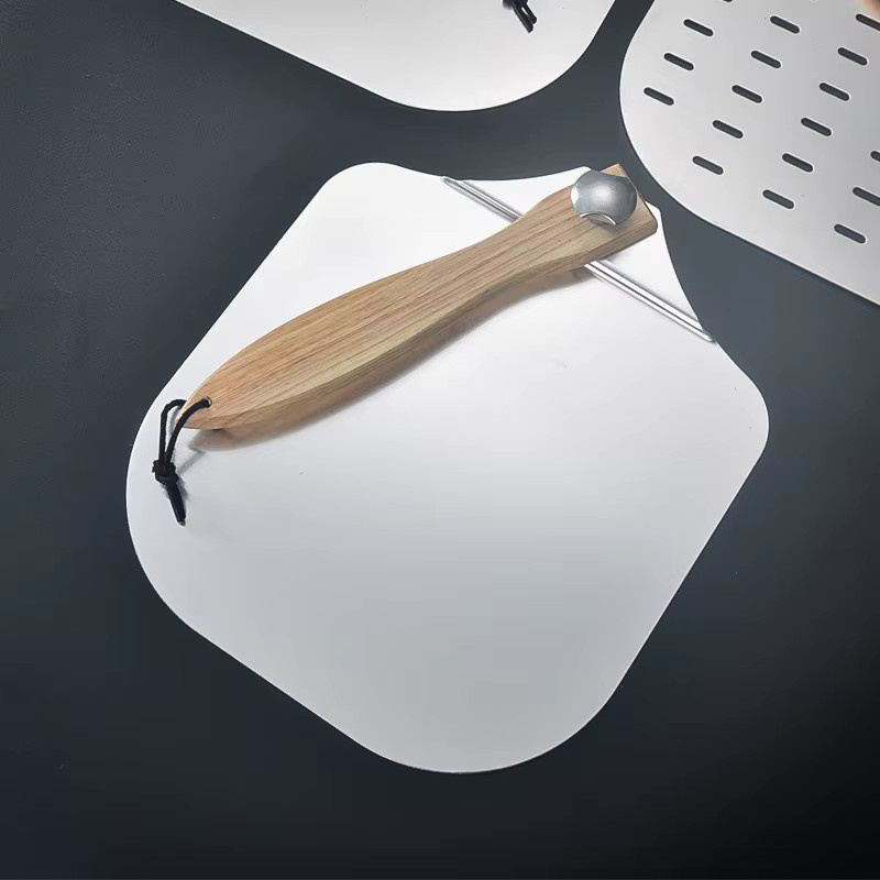 Wendbarer Pizzaspatel aus Aluminium mit Holzgriff in Silber - Bild 3