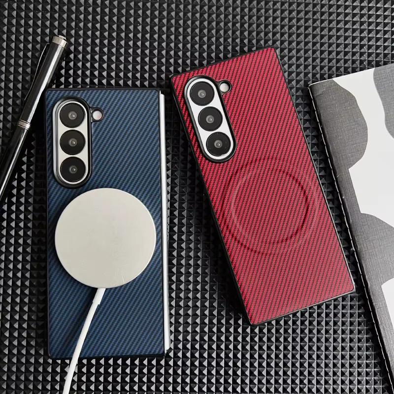 Magnetische Kohlefaser Handyhülle für Samsung Galaxy Z Fold 7, 6, 5, 4, 3 in Grau, stoßfest und kabelloses Laden kompatibel - Bild 1