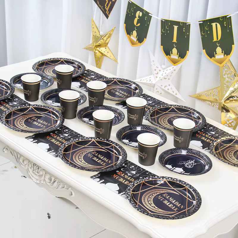 Huiran Ramadan Mubarak Einweggeschirr Set aus Kunststoff in Schwarz mit Tellern und Tassen für deine islamische Party-Dekoration - Bild 6