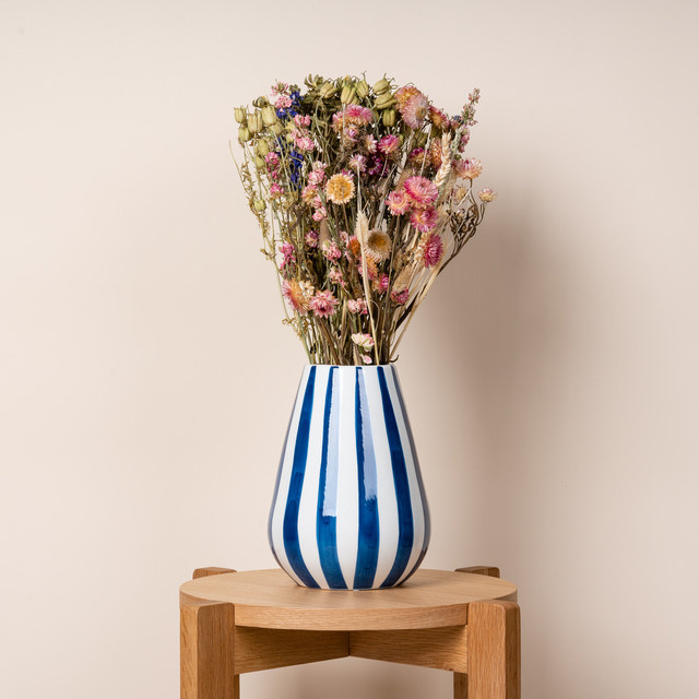 Keramikvase BLUME2000 gestreift in Weiß und Blau, Höhe: 23,0 cm, Breite: 19,0 cm, Tiefe: 1,0 cm - Bild 1