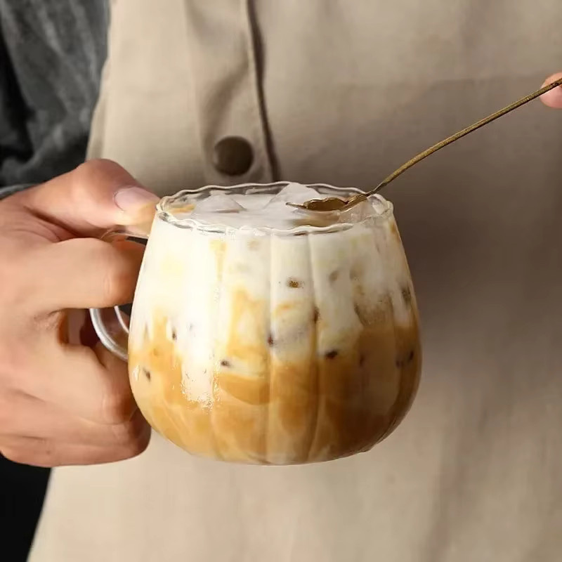 JUSTINLAU Kaffeetasse aus Borosilikatglas mit Streifen-Design, transparent, 400 ml - Bild 2