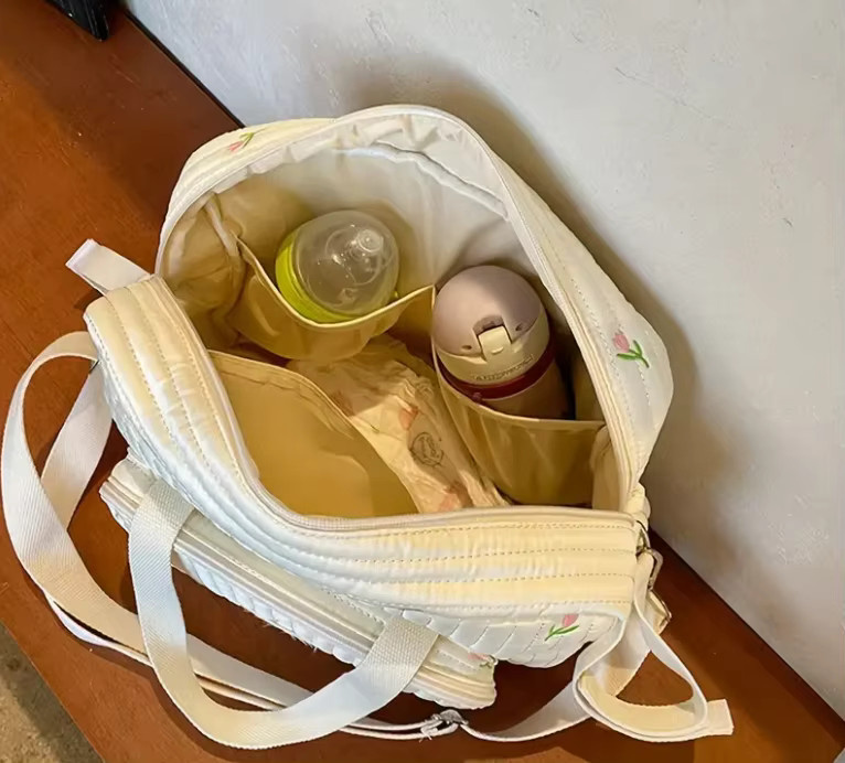 DDAXMM Messenger Crossbody-Wickeltasche aus Textil mit Bären- und Tulpen-Stickerei in Beige und Weiß inklusive Kinderwagenclip - Bild 4