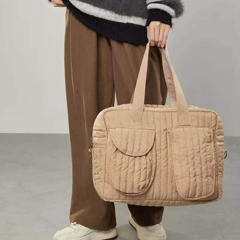 Lage Travel Wickeltasche für Damen als Multifunktions-Rucksack und Messenger Bag aus gesteppter Baumwolle - Bild 3