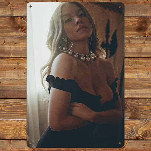 HELLOYOUNG Sydney Sweeney Filmplakat-Aluminiumschild in Rot und Multicolour, Vintage-Wandkunst aus Metall, B/H: 20,3 x 30,5 cm - Bild 1