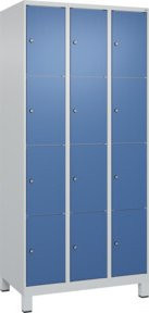 C+P Schließfachschrank Classic PLUS mit 3 Abteilen und Füßen, Farbe Grau und Blau, B/T/H: 90 x 50 x 195 cm - Bild 1