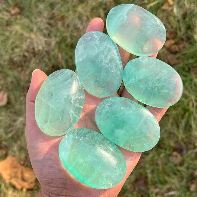 Grüner Fluorit-Handstein von CrystalHola in ovaler Form zur Aura-Reinigung und Unterstützung der Kommunikation - Bild 1
