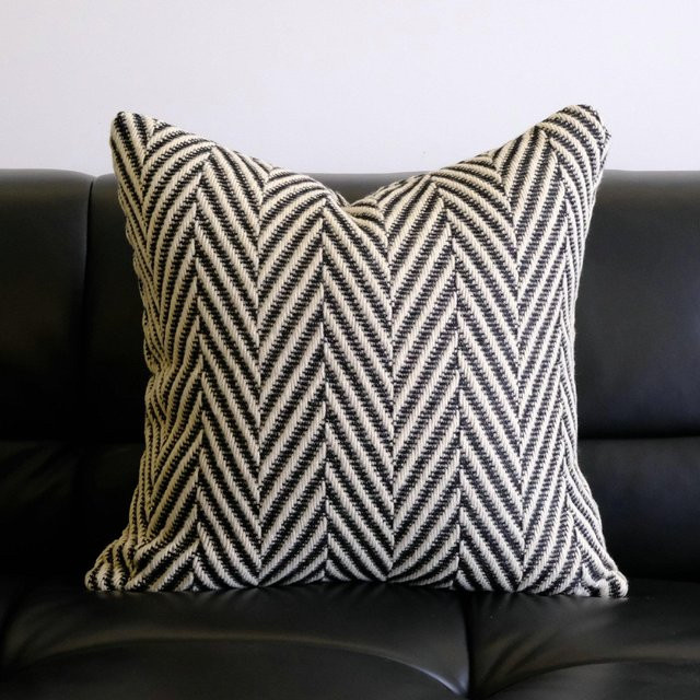 JMG Clothing Kissenbezug mit Fischgrätenmuster aus Wolle, Schwarz, B/H: 30 x 30 cm - Bild 1