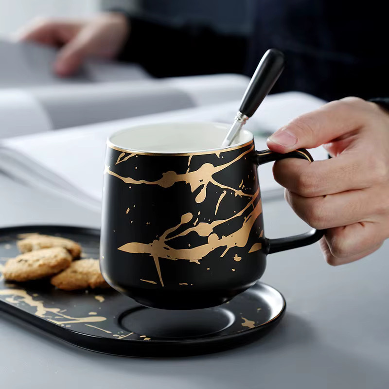 Nordisches Keramik-Set aus Porzellan mit marmoriertem Design, bestehend aus Milchbecher, Kaffeetasse, Untertasse und Frühstücksteller in Multicolour, Grün und Schwarz - Bild 1