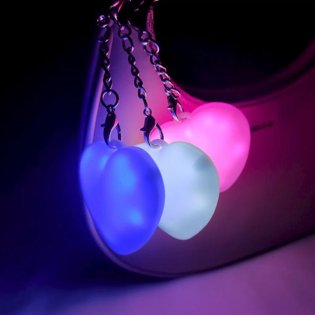 APWIKOGER Herz-Schlüsselanhänger mit LED-Taschenlampe, wiederaufladbare Mini-Leuchte mit Bewegungssensor und Touch-Funktion in Weiß - Bild 1